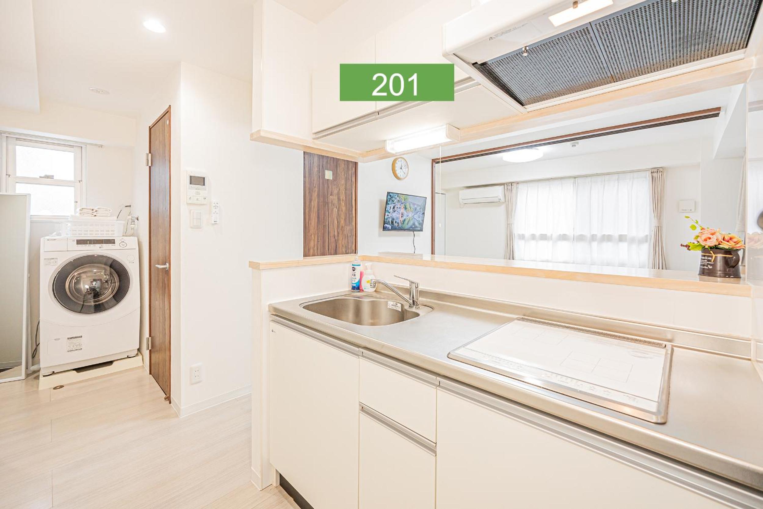 Shinjuku Downtown 1min walk to metro Cozy APT