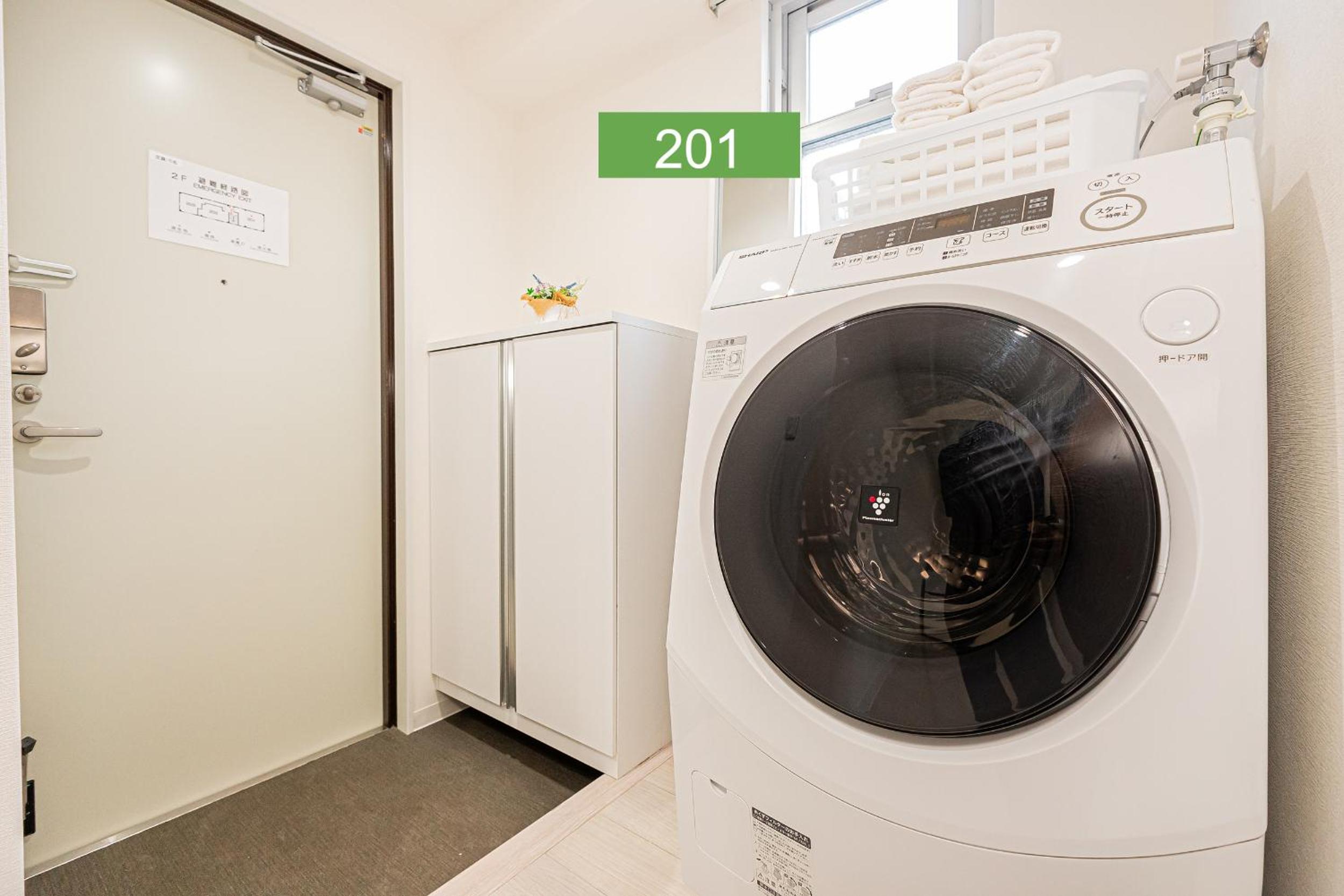 Shinjuku Downtown 1min walk to metro Cozy APT