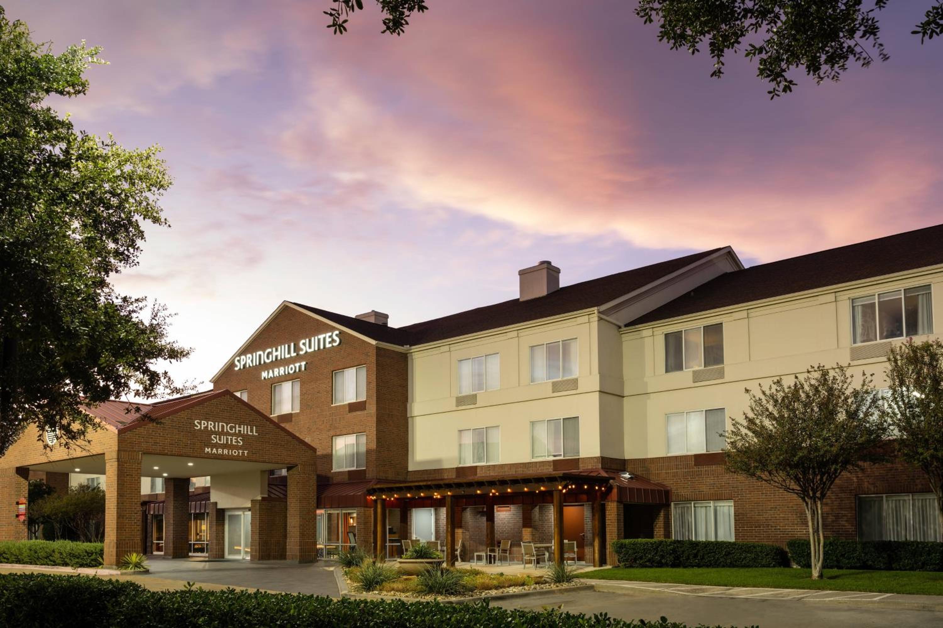 Hotel SpringHill Suites Dallas Arlington North - Image 1