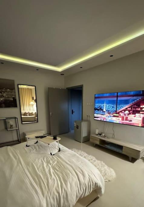 Modern studio with self-entry