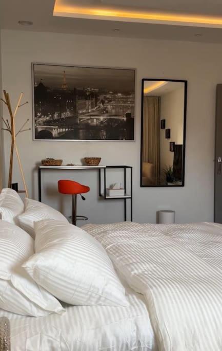 Modern studio with self-entry