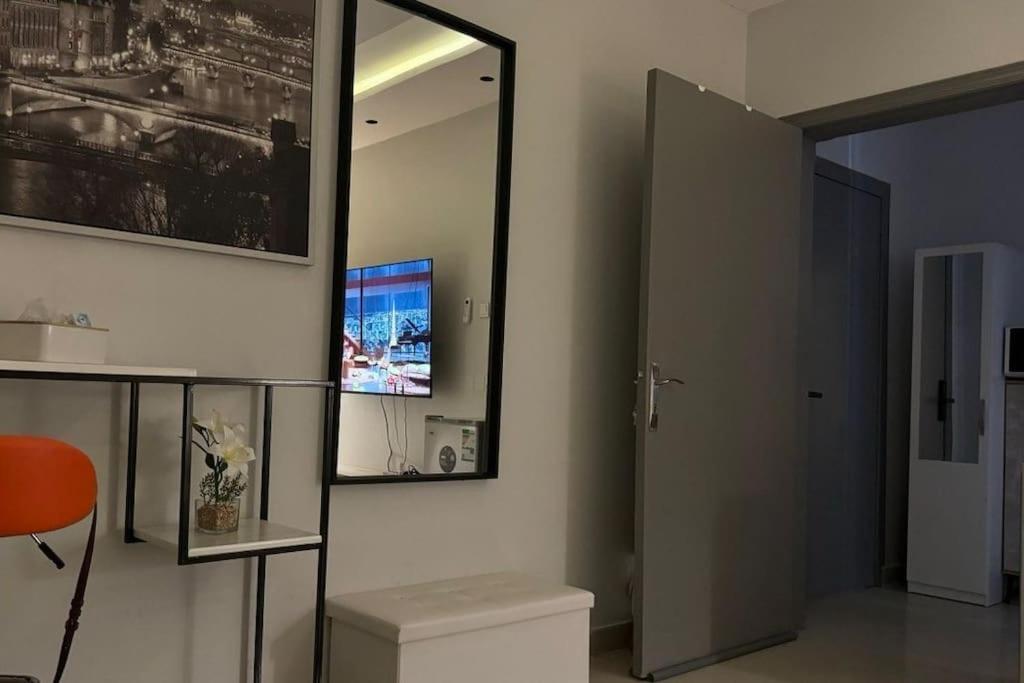 Modern studio with self-entry
