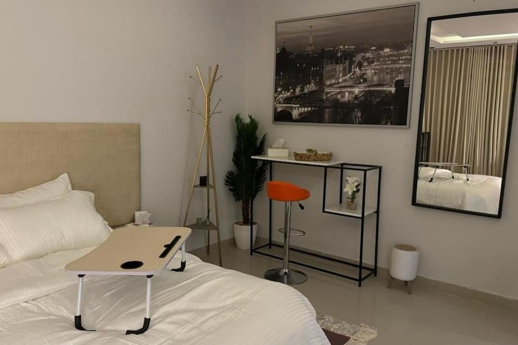 Modern studio with self-entry