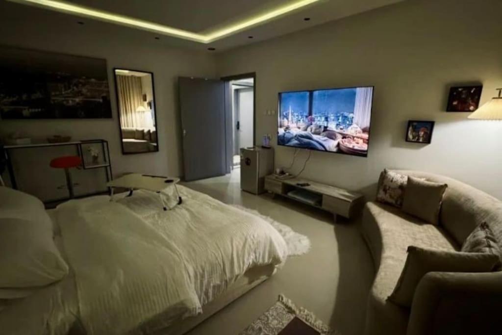 Modern studio with self-entry