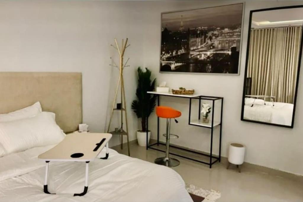 Modern studio with self-entry