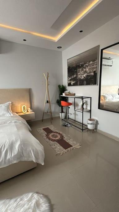 Modern studio with self-entry