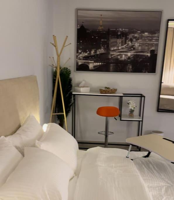 Modern studio with self-entry