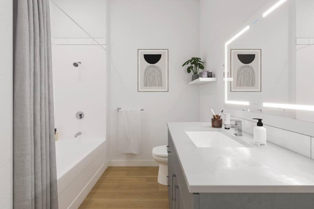 Stylish & Central TOP FLOOR suite in Kelowna