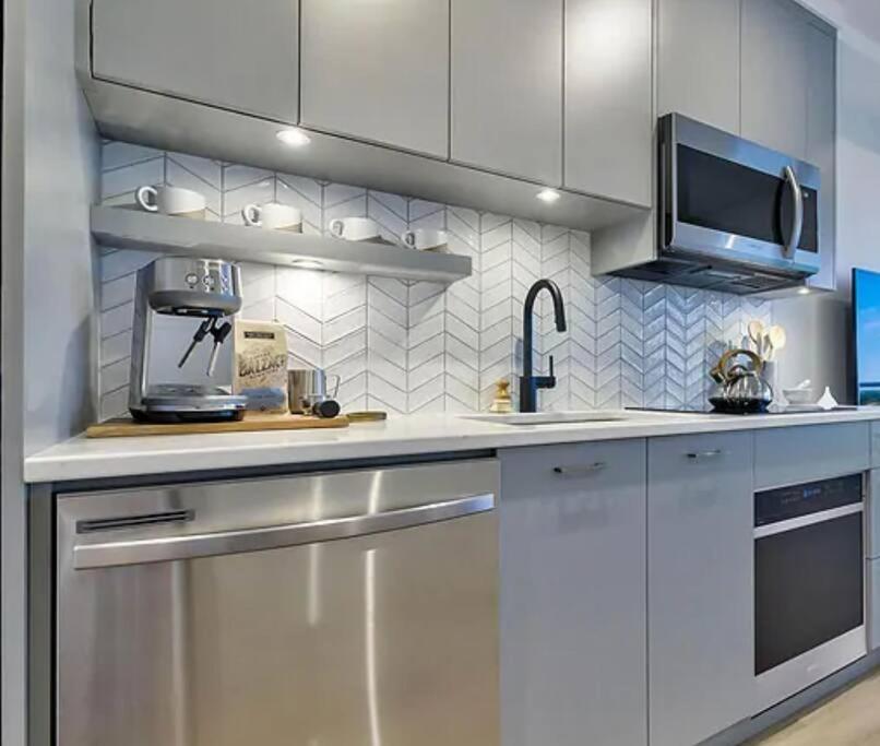 Stylish & Central TOP FLOOR suite in Kelowna
