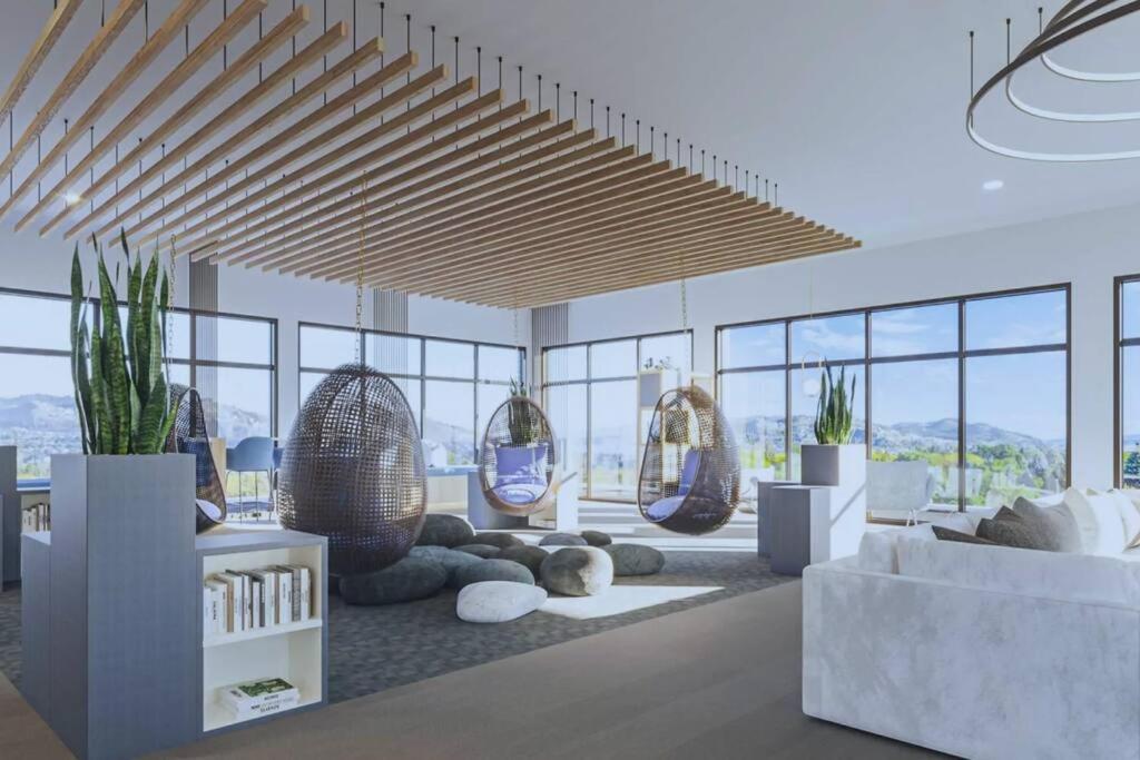 Stylish & Central TOP FLOOR suite in Kelowna