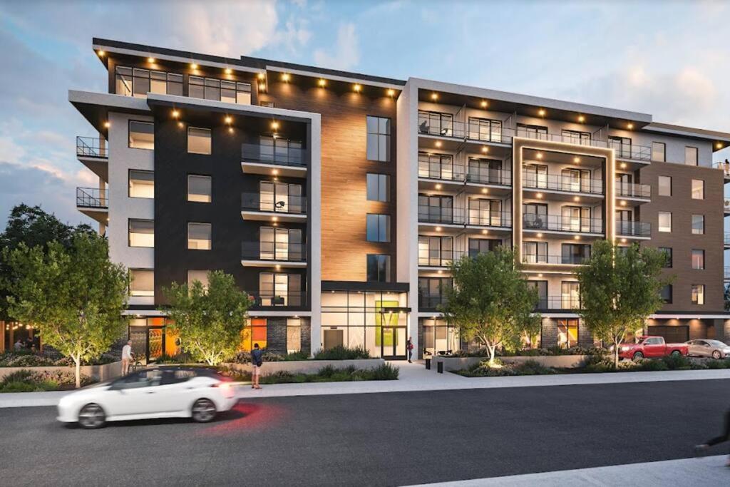 Stylish & Central TOP FLOOR suite in Kelowna