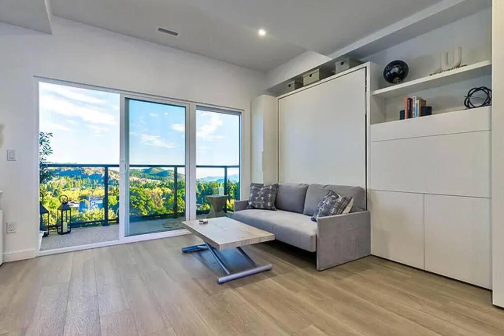Stylish & Central TOP FLOOR suite in Kelowna