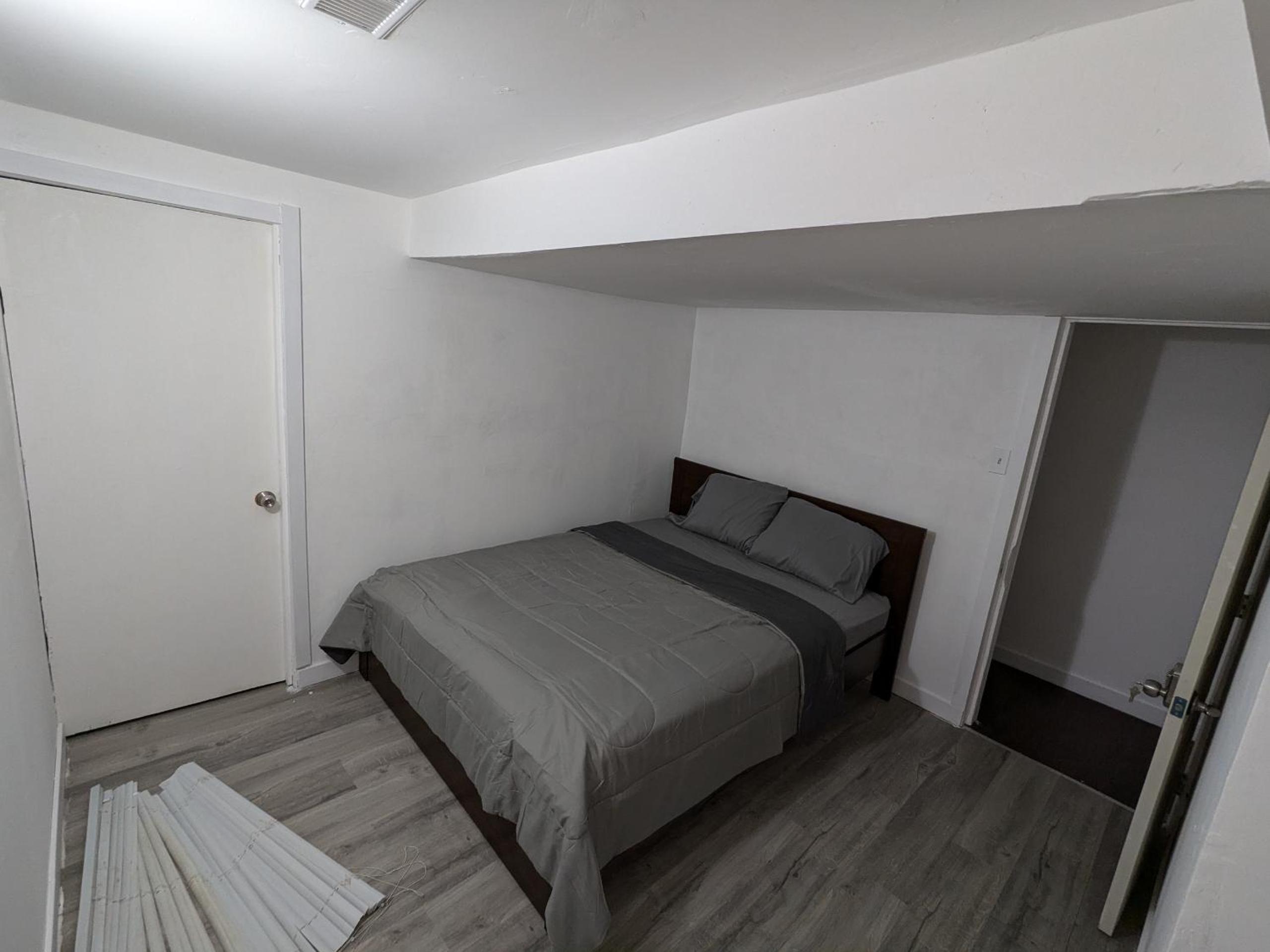 Fully furnished freshly renovated rooms ideal for students, workers and travellers in the neighbourhood of Ottawa-Gatineau