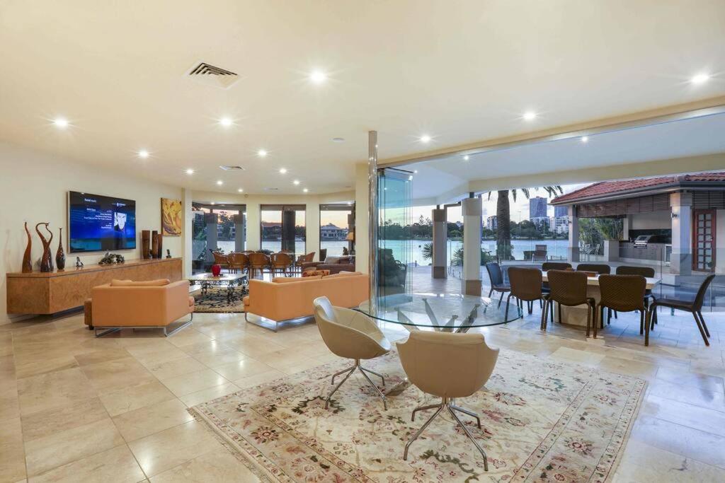 Main River Grandeur Mansion, 5Bed, Pool & Sauna