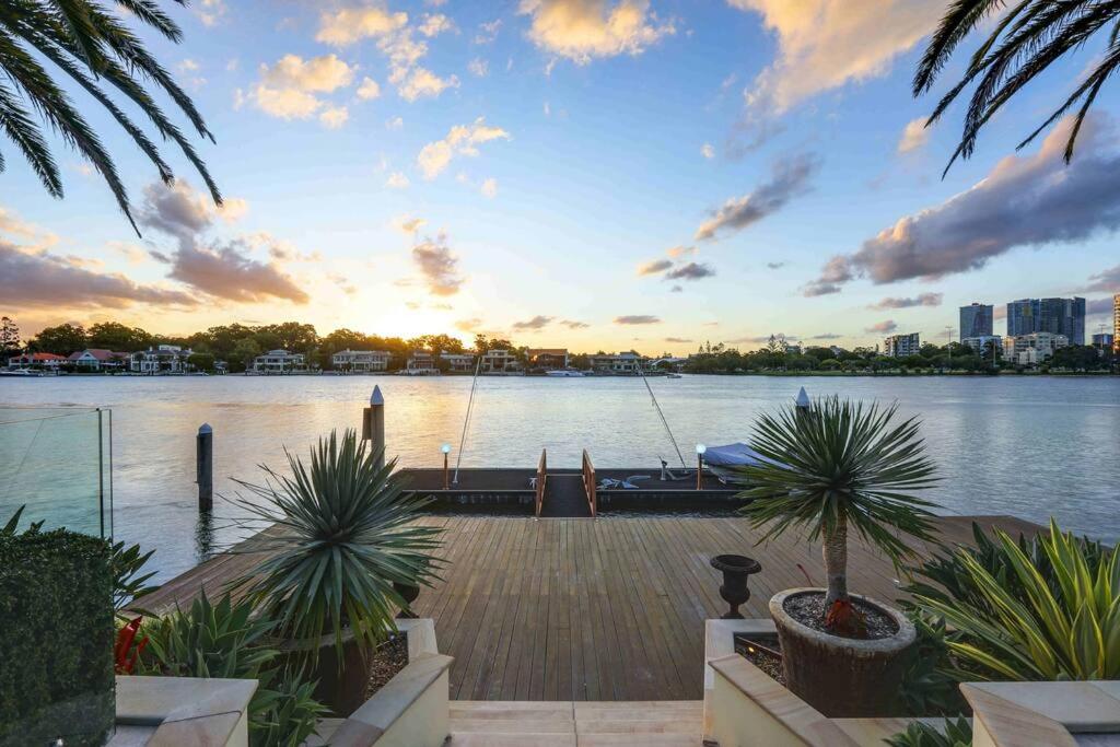 Main River Grandeur Mansion, 5Bed, Pool & Sauna