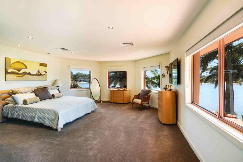 Main River Grandeur Mansion, 5Bed, Pool & Sauna