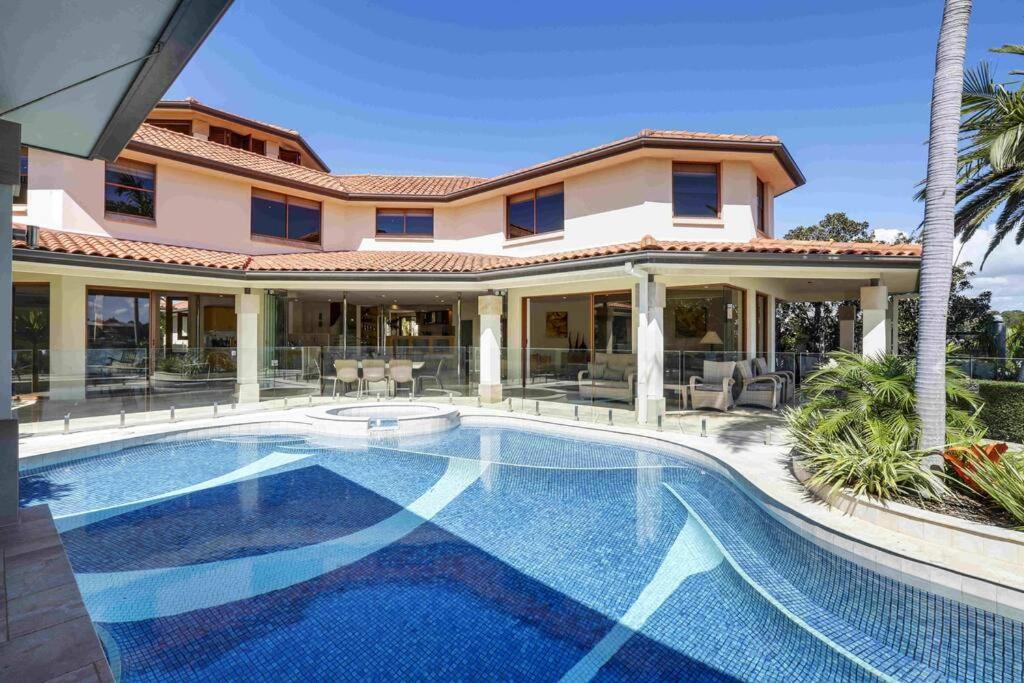 Main River Grandeur Mansion, 5Bed, Pool & Sauna