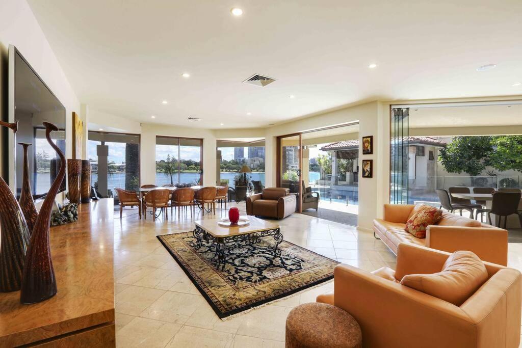 Main River Grandeur Mansion, 5Bed, Pool & Sauna