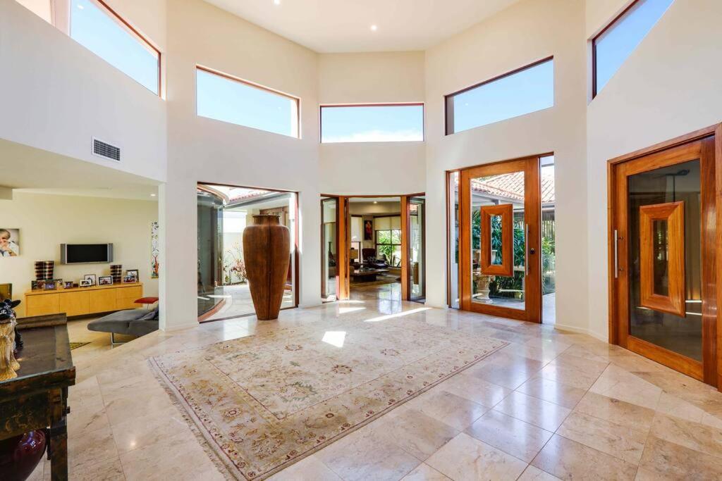 Main River Grandeur Mansion, 5Bed, Pool & Sauna