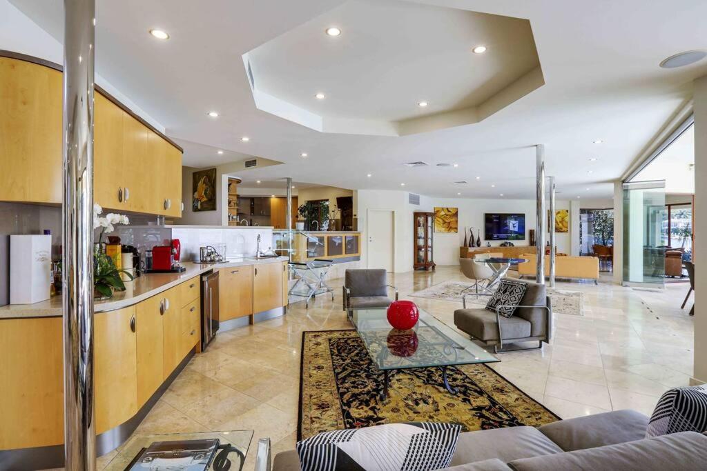 Main River Grandeur Mansion, 5Bed, Pool & Sauna