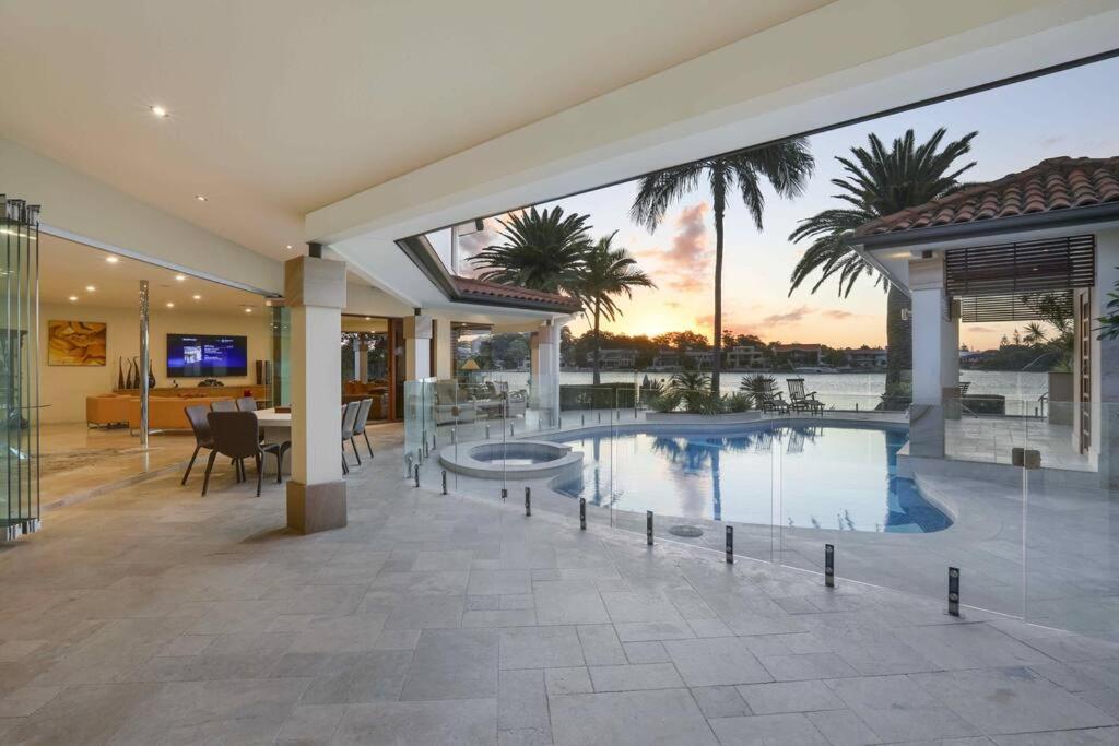Main River Grandeur Mansion, 5Bed, Pool & Sauna