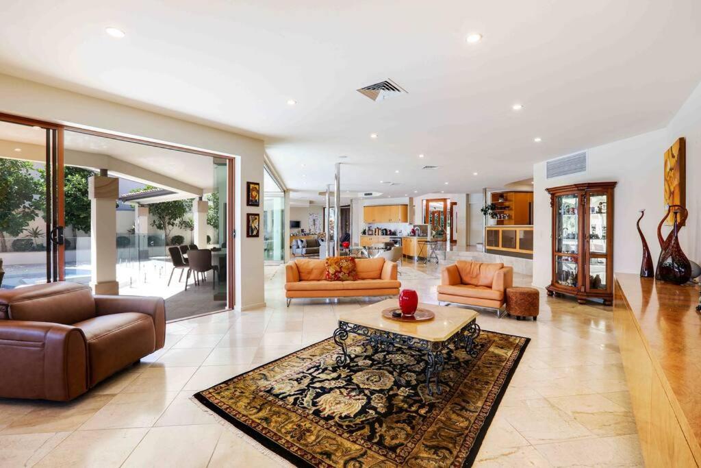 Main River Grandeur Mansion, 5Bed, Pool & Sauna