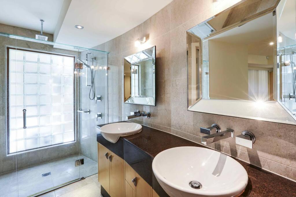 Main River Grandeur Mansion, 5Bed, Pool & Sauna