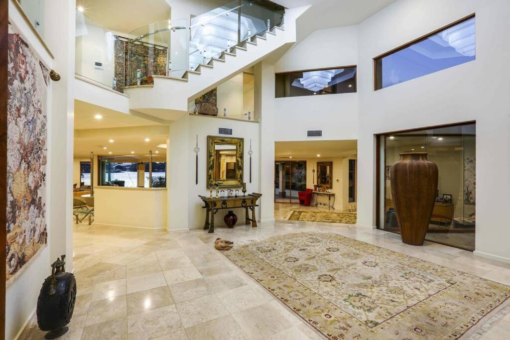 Main River Grandeur Mansion, 5Bed, Pool & Sauna