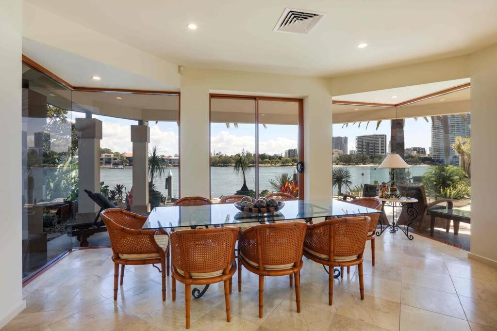 Main River Grandeur Mansion, 5Bed, Pool & Sauna
