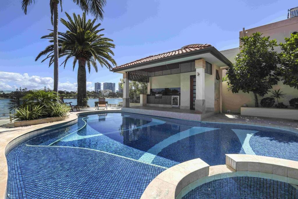 Main River Grandeur Mansion, 5Bed, Pool & Sauna