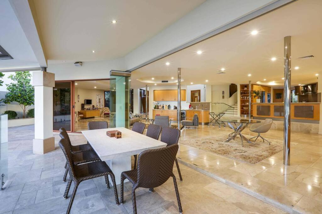 Main River Grandeur Mansion, 5Bed, Pool & Sauna