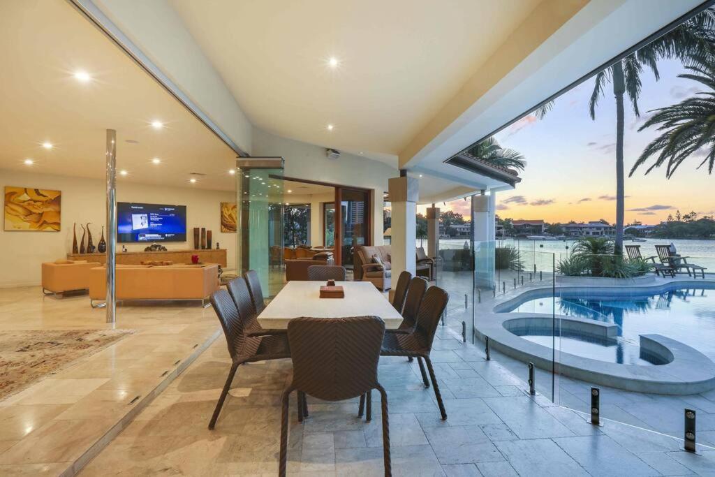 Main River Grandeur Mansion, 5Bed, Pool & Sauna