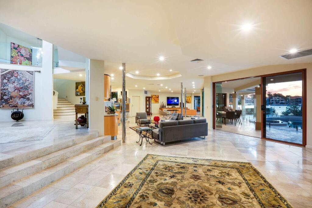 Main River Grandeur Mansion, 5Bed, Pool & Sauna