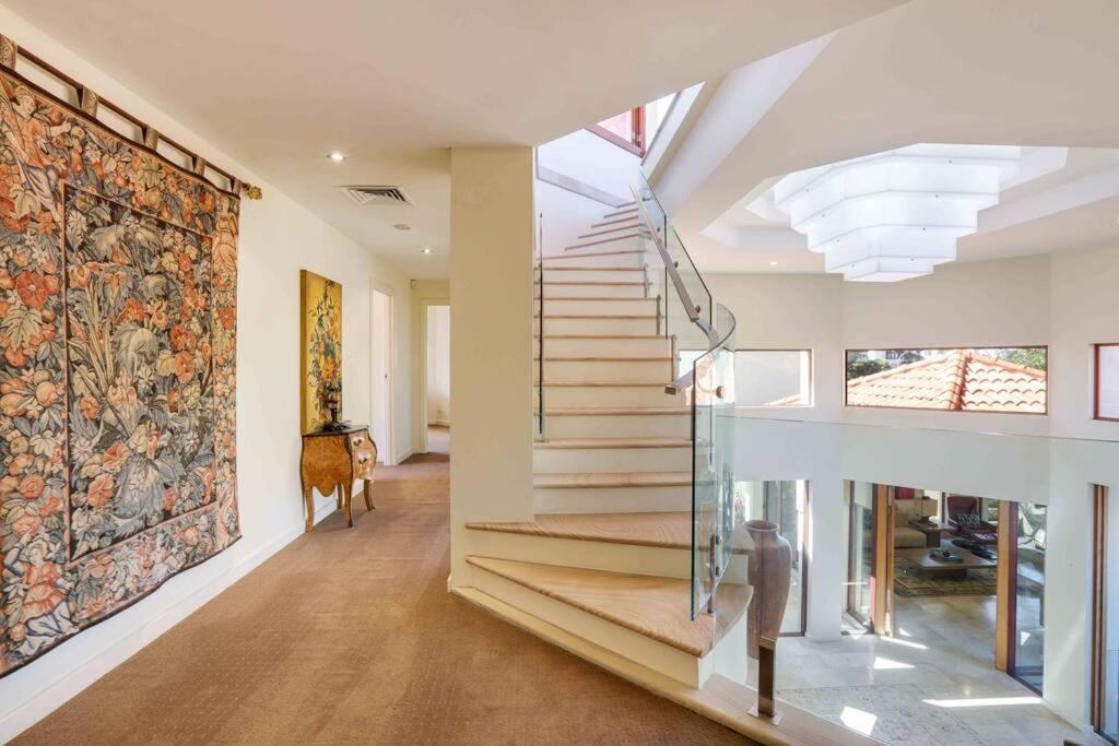 Main River Grandeur Mansion, 5Bed, Pool & Sauna