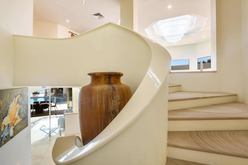 Main River Grandeur Mansion, 5Bed, Pool & Sauna