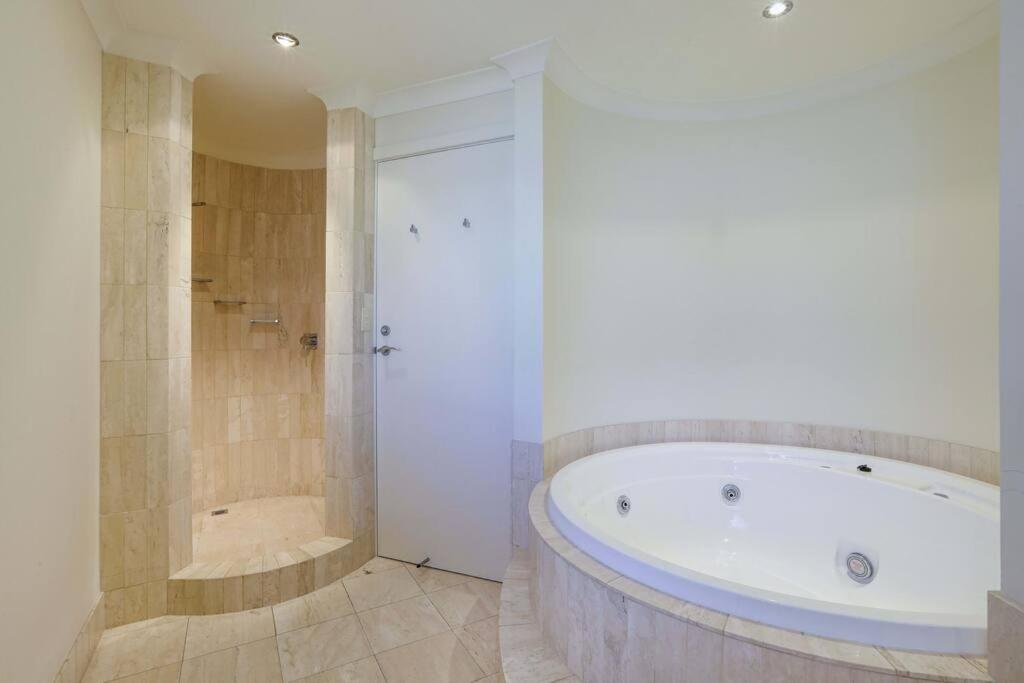 Main River Grandeur Mansion, 5Bed, Pool & Sauna
