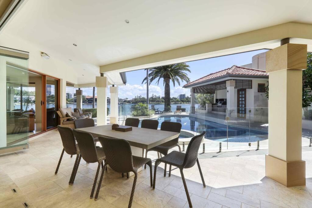 Main River Grandeur Mansion, 5Bed, Pool & Sauna