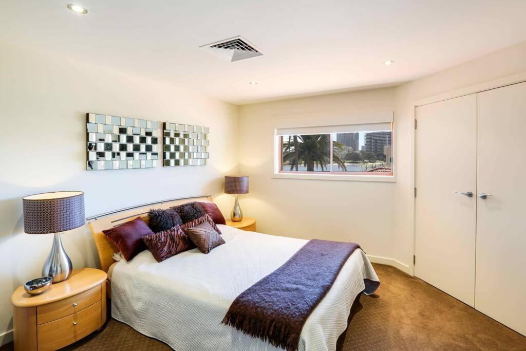 Main River Grandeur Mansion, 5Bed, Pool & Sauna