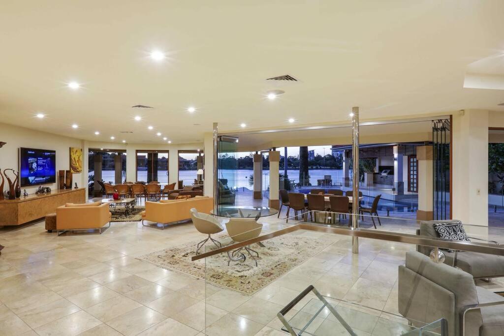 Main River Grandeur Mansion, 5Bed, Pool & Sauna