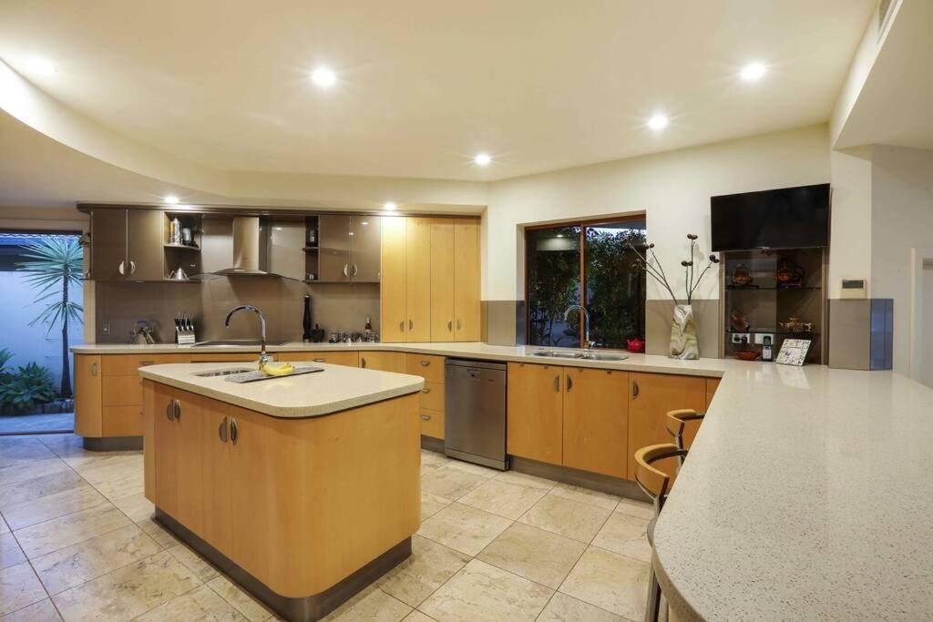 Main River Grandeur Mansion, 5Bed, Pool & Sauna