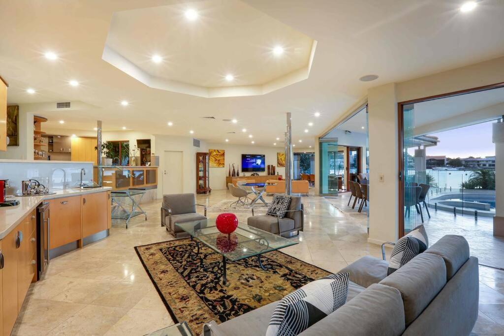 Main River Grandeur Mansion, 5Bed, Pool & Sauna
