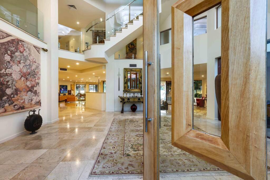 Main River Grandeur Mansion, 5Bed, Pool & Sauna