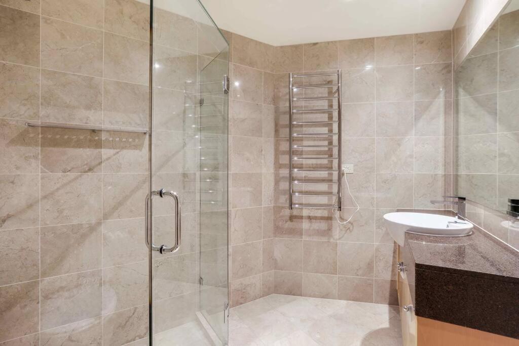 Main River Grandeur Mansion, 5Bed, Pool & Sauna