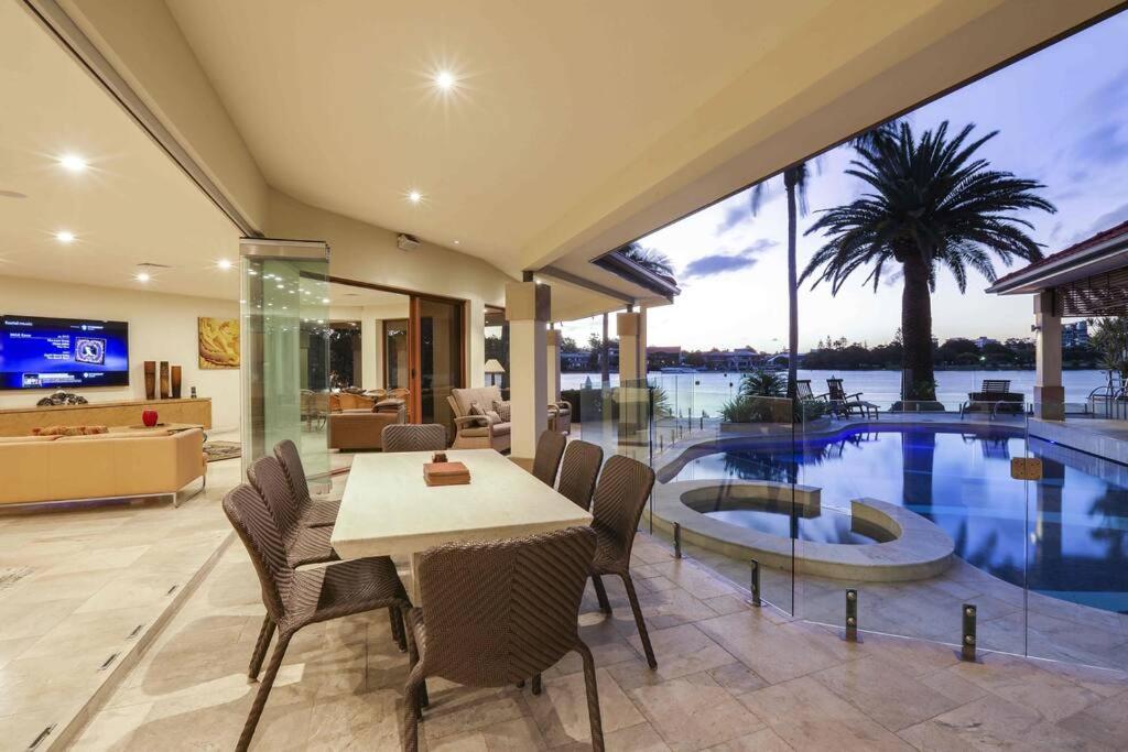 Main River Grandeur Mansion, 5Bed, Pool & Sauna