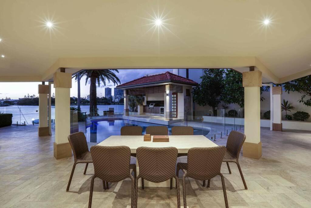 Main River Grandeur Mansion, 5Bed, Pool & Sauna