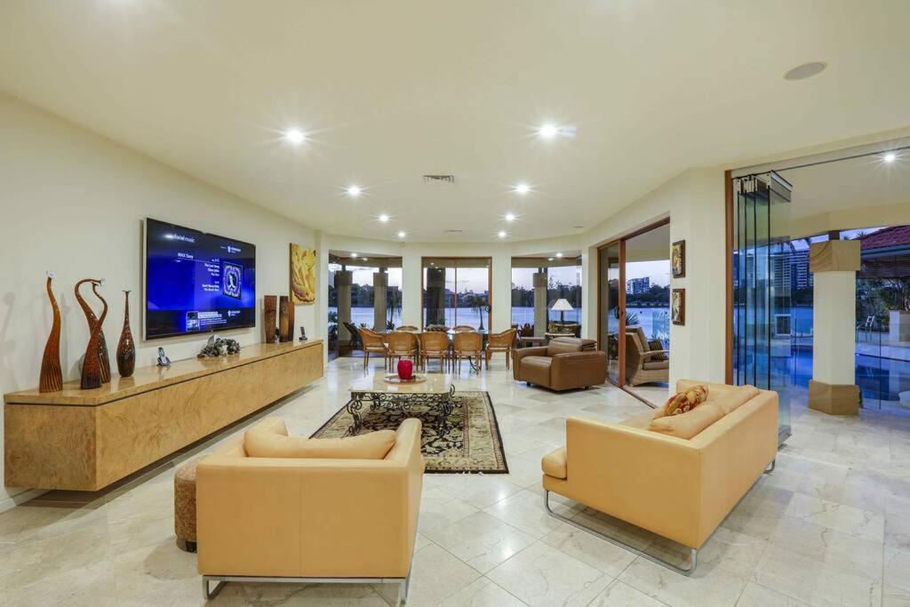 Main River Grandeur Mansion, 5Bed, Pool & Sauna