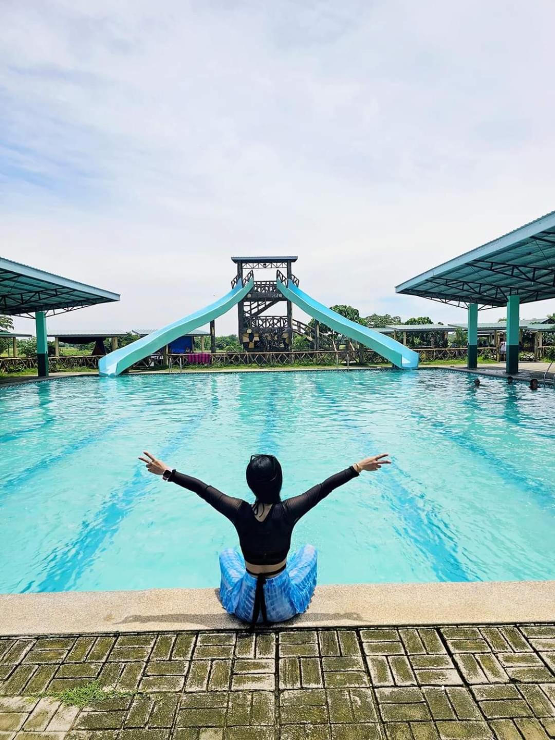 IZZY RIVERFRON RESORt