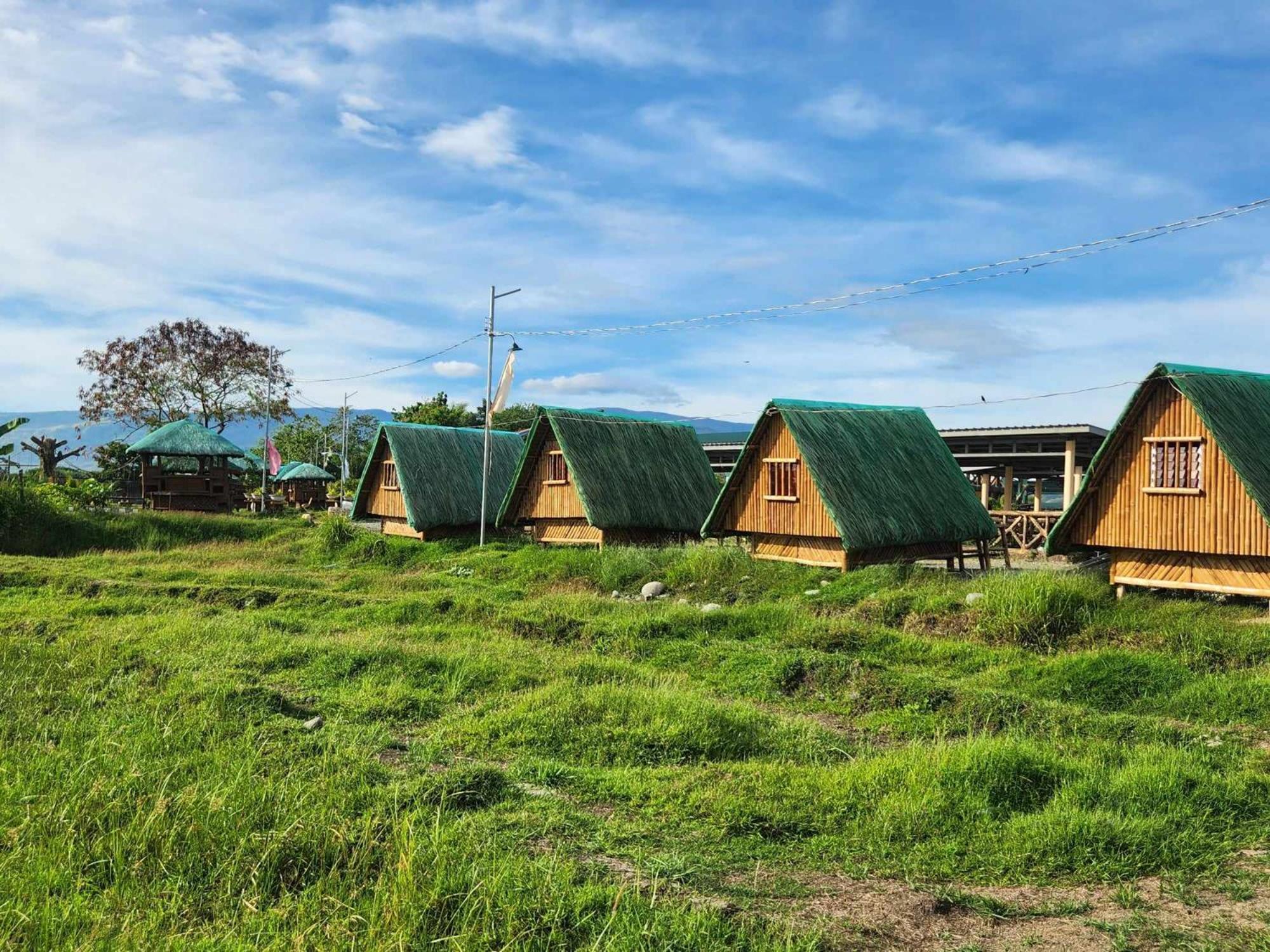 IZZY RIVERFRON RESORt