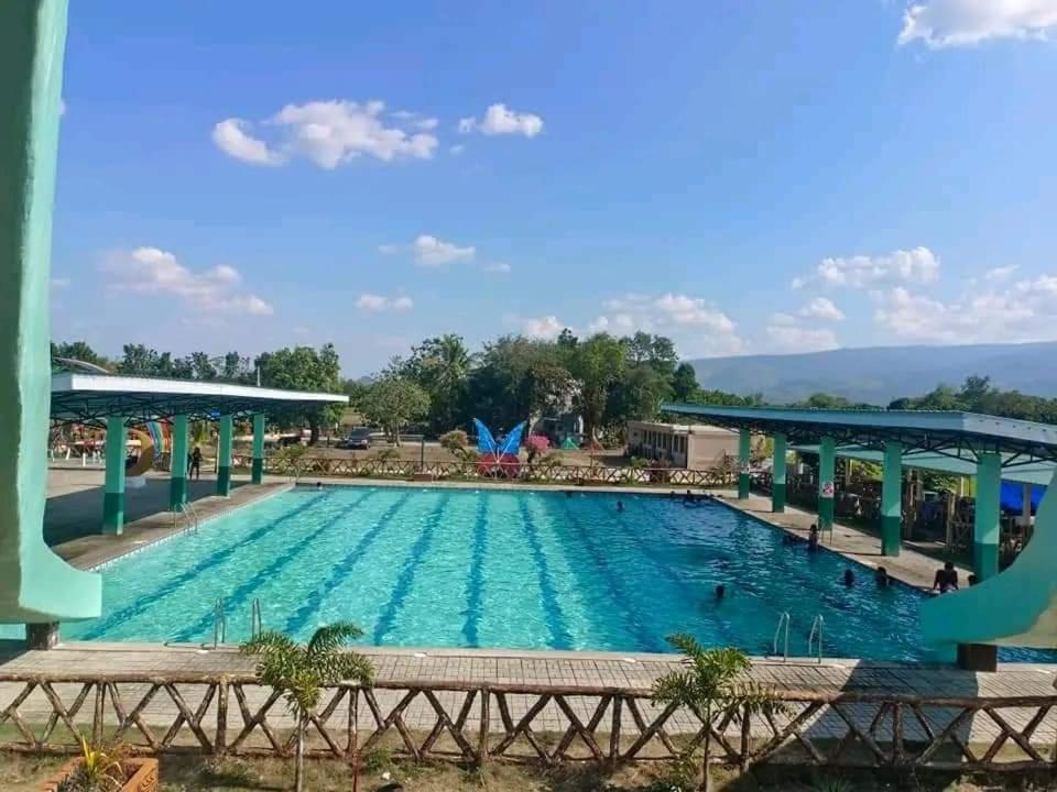 IZZY RIVERFRON RESORt