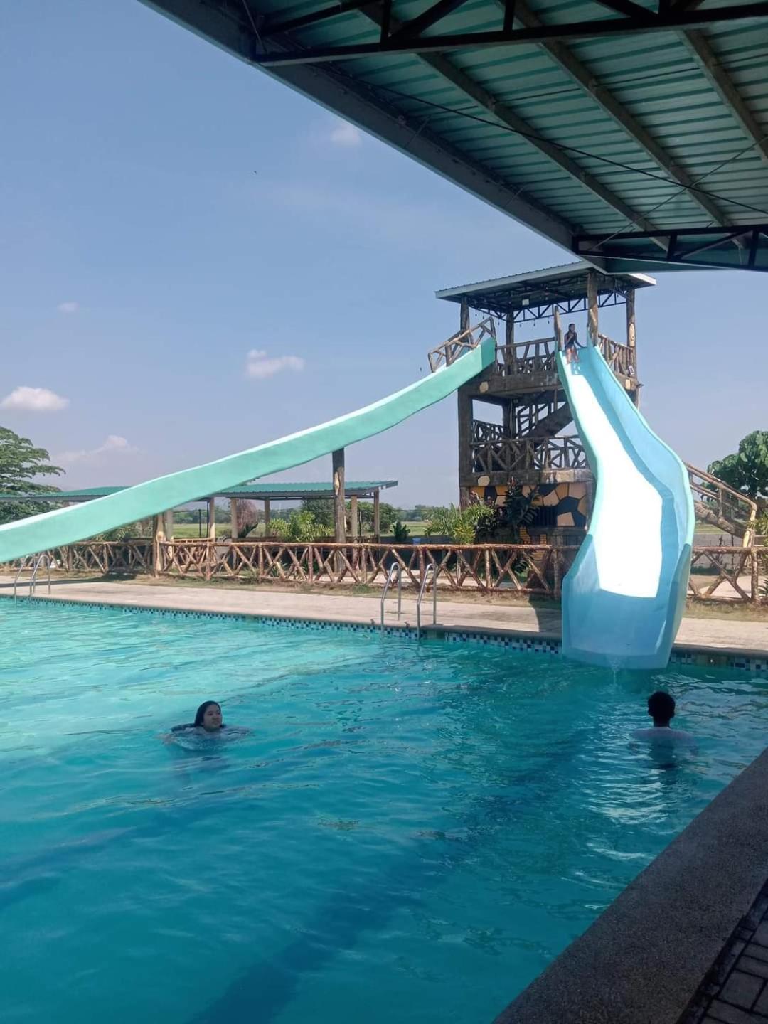 IZZY RIVERFRON RESORt